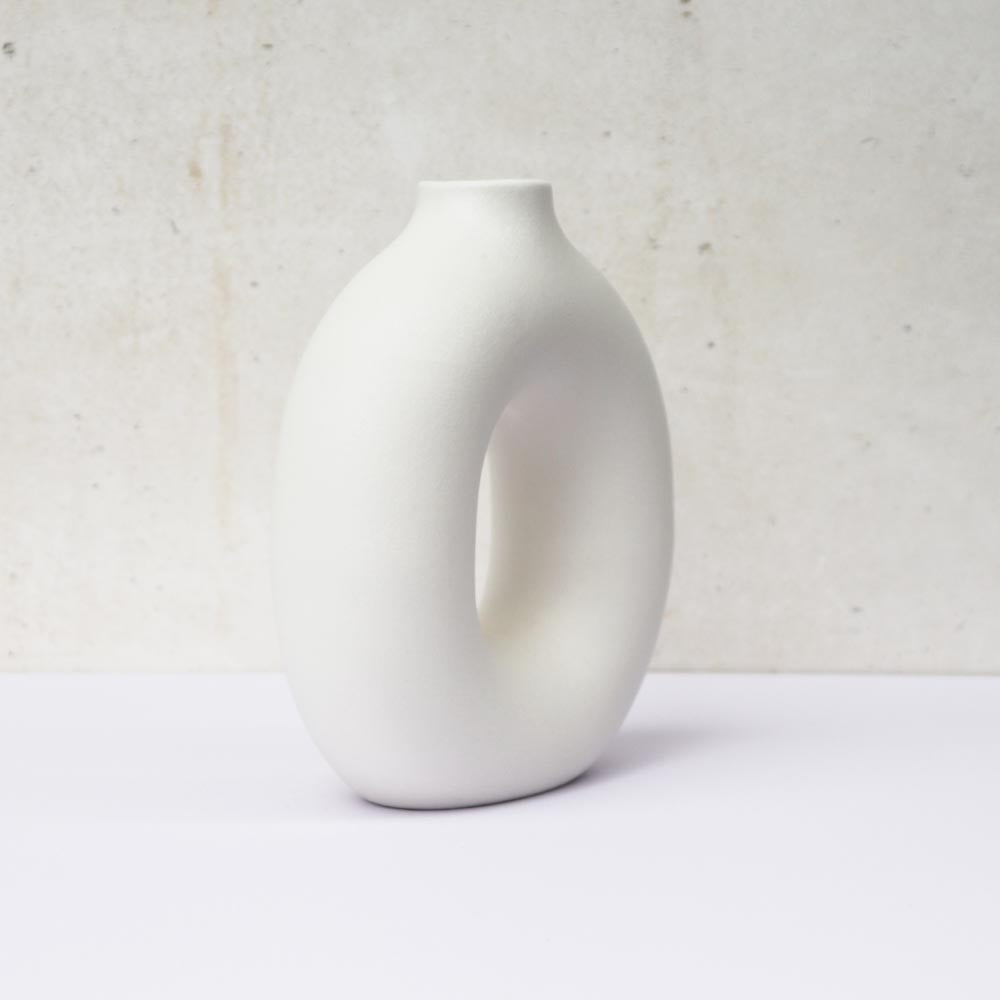 リングベース おしゃれなドーナツ型花瓶 北欧風インテリアに合う花器 一輪挿し 陶器製 シンプル&スタイリッシュ フラワーベース ホワイト 高さ約19cm