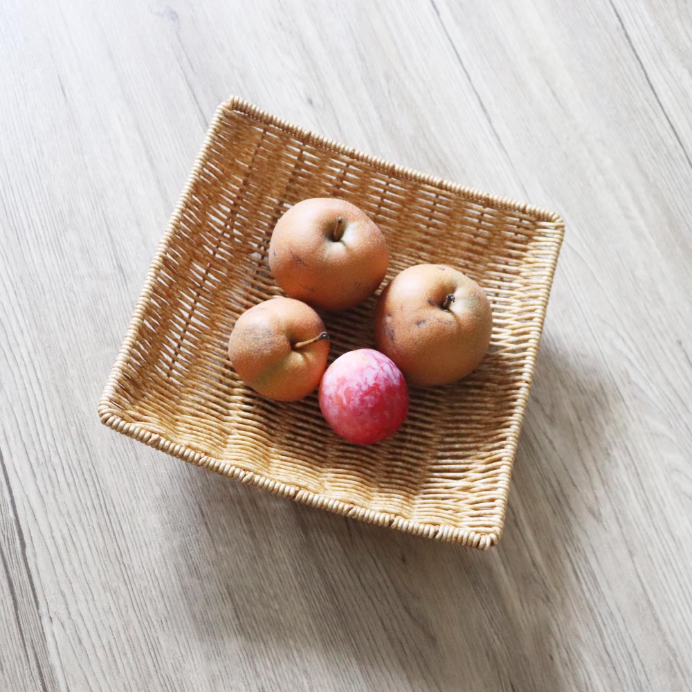 かご　ざる　バスケット　藤編み風（プラスチック製）　フルーツバスケット　自然な風合いの色　ディスプレイ　トレー　皿　インテリア　正方形 製品寸法：22ｘ22ｘ4cm
